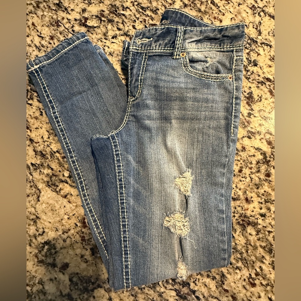 Maurices Light Blue Distressed Jeans Size 5/6